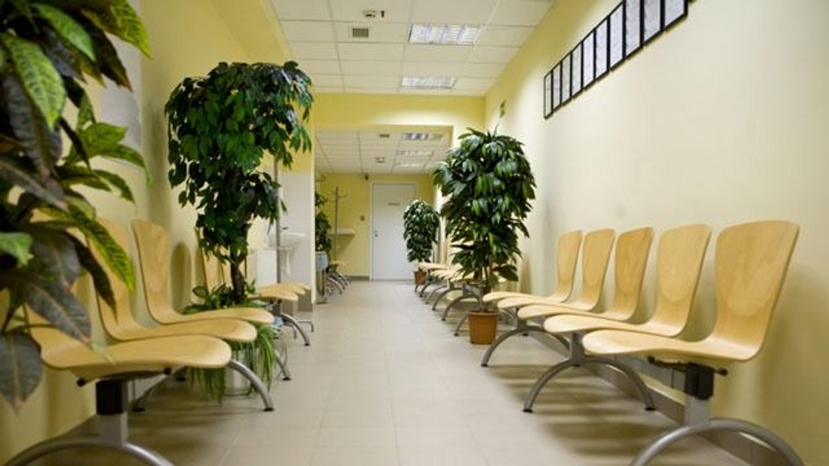 Holtan találtak egy kétgyermekes anyát egy kórház várótermében