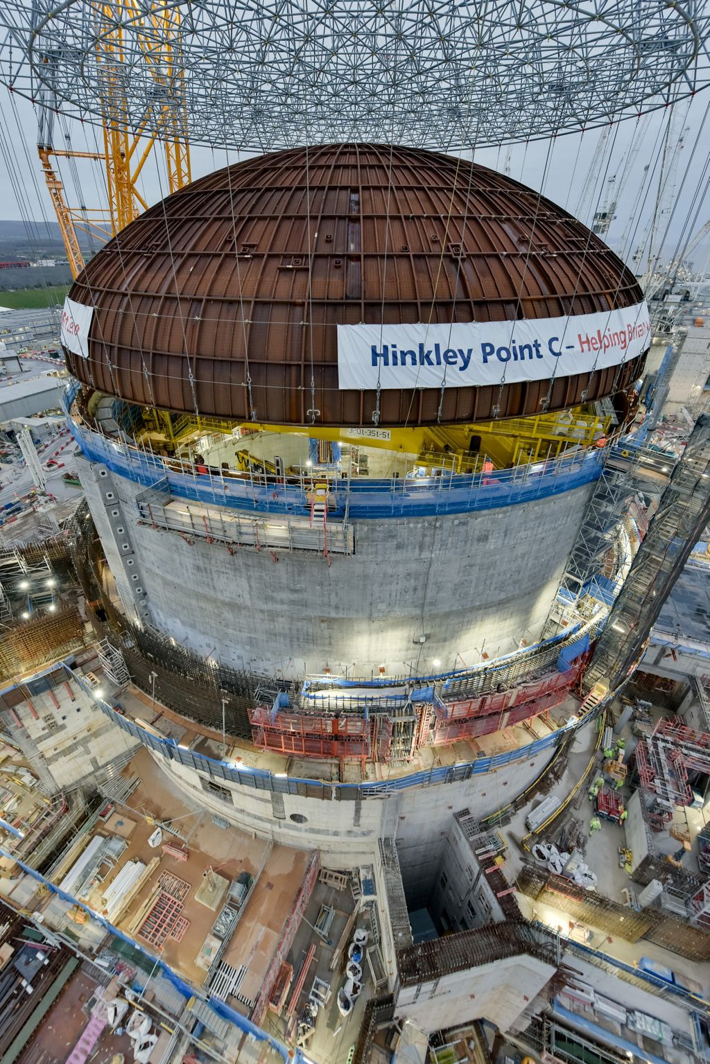 épülő angliai atomerőmű  World's biggest crane lifts spectacular dome onto £26bn nuclear power station South West News Service ODDSHOT 