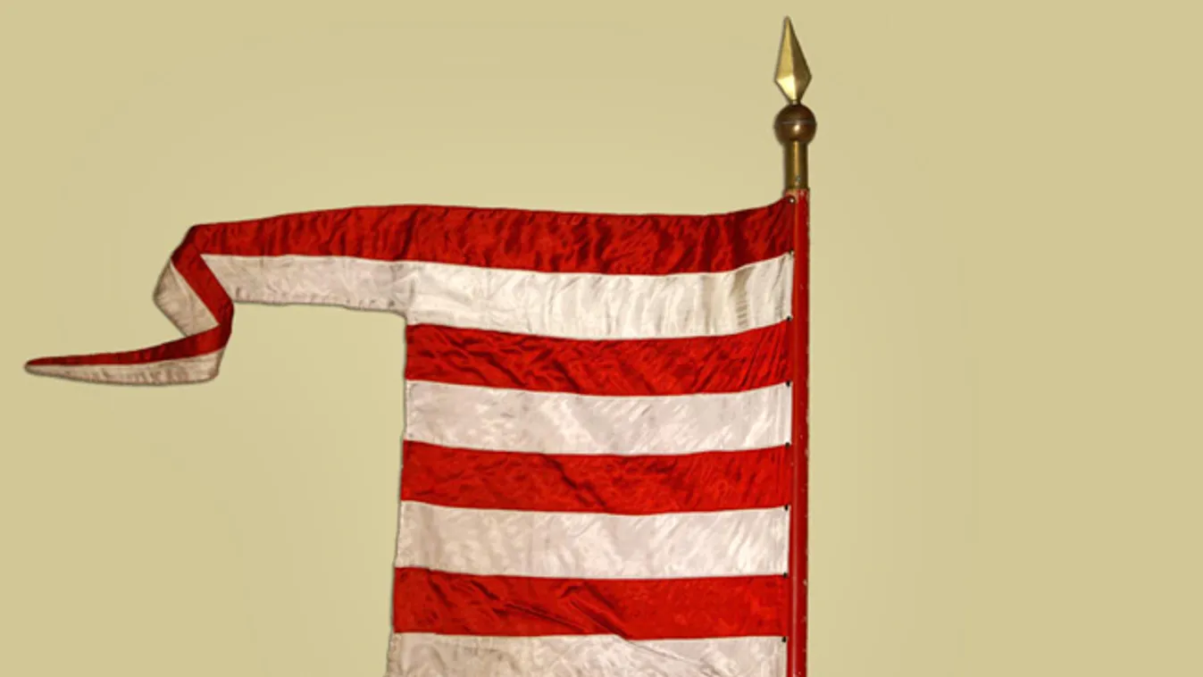 Árpád-sávos zászló &#8211; az eredeti, Árpád-házi királyok idején használt családi zászló 