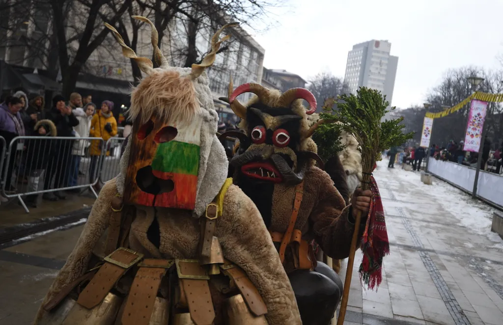 kukeri, Maszkos, farsangi jelmezes hagyományőrző, évköszöntő felvonulás, Bulgária, 2024., 