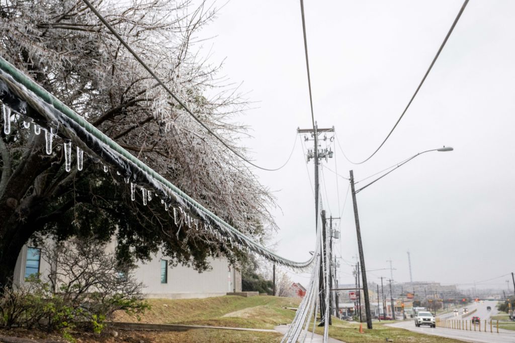 Katasztrófa-kronológia 2023. első rész   Texas GettyImageRank2 Color Image weather Horizontal POLITICS GOVERNMENT AUSTIN, TEXAS - FEBRUARY 01: Frozen power lines are seen hanging near a sidewalk on February 01, 2023 in Austin, Texas. A win 
