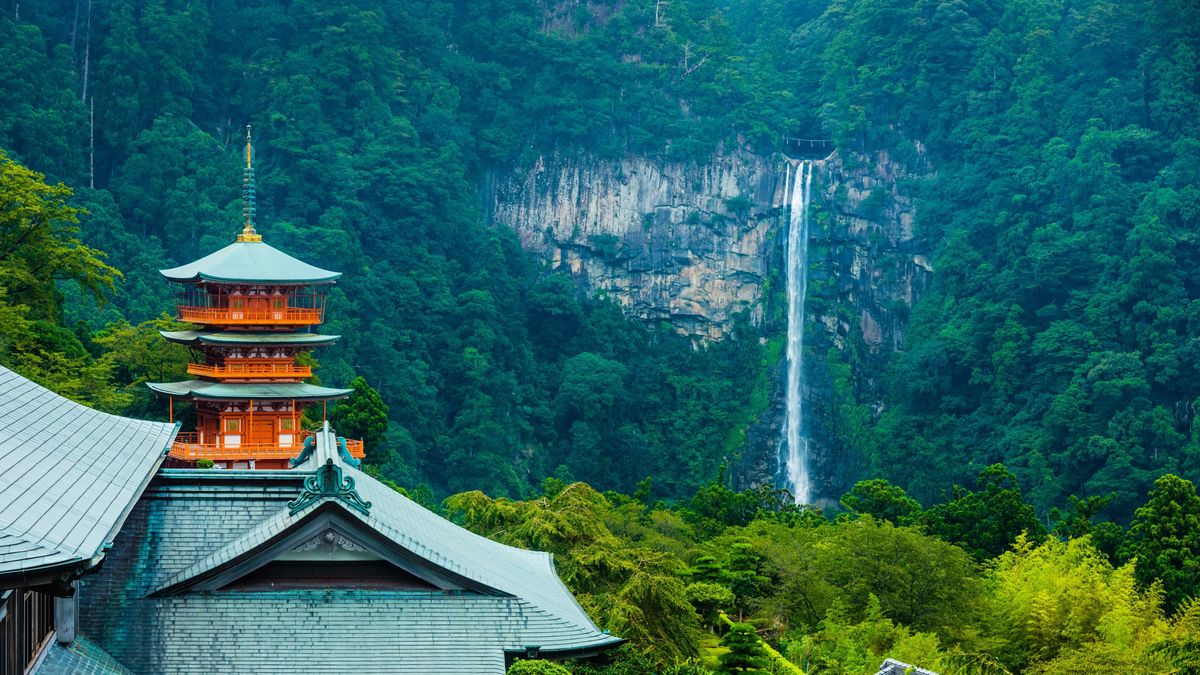 Különleges látvány Japán egyik legmagasabb, 133 méteres vízesése