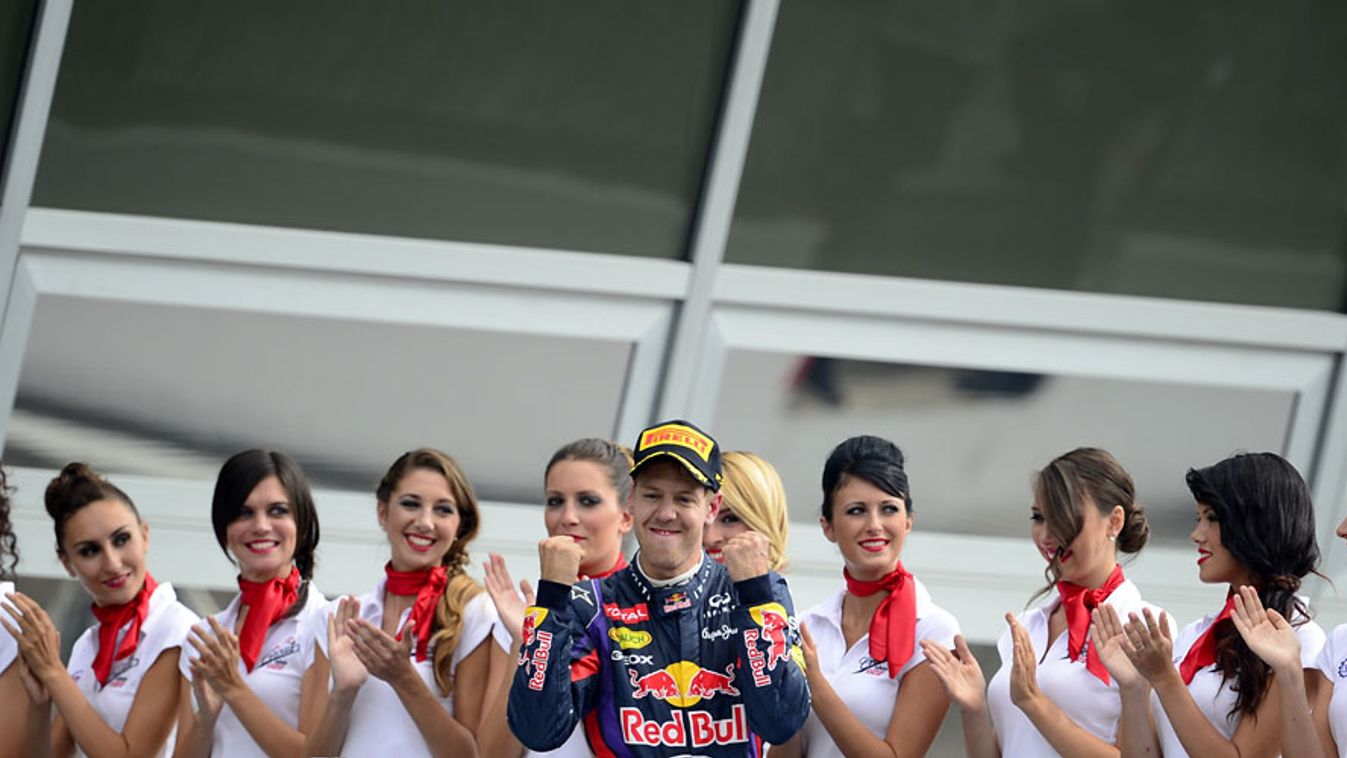 Sebastian Vettel ünnepel a dobogón, miután megnyerte az Olasz Nagydíjat