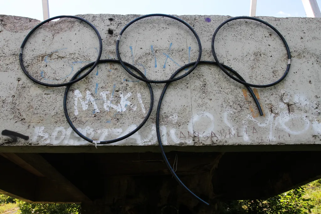 hotel igman, Szarajevó, 1984, téli olimpia ump jumps ruin ruined abandoned venue venues emblem igman malo veliko polje hills buildings mount disused Horizontal WINTER RUINS LOGO RING RING 