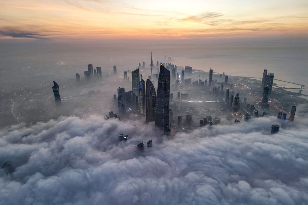 Elképesztő fotókon a ködben úszó kuvaiti felhőkarcolók, galéria, 2023 