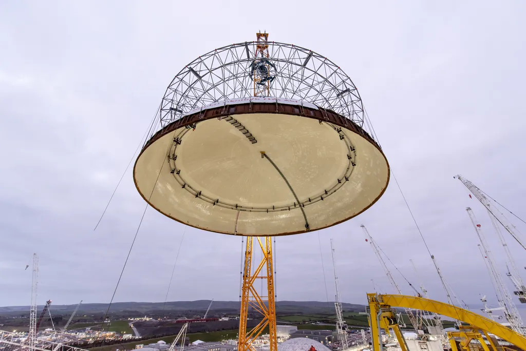 épülő angliai atomerőmű  World's biggest crane lifts spectacular dome onto £26bn nuclear power station South West News Service ODDSHOT 
