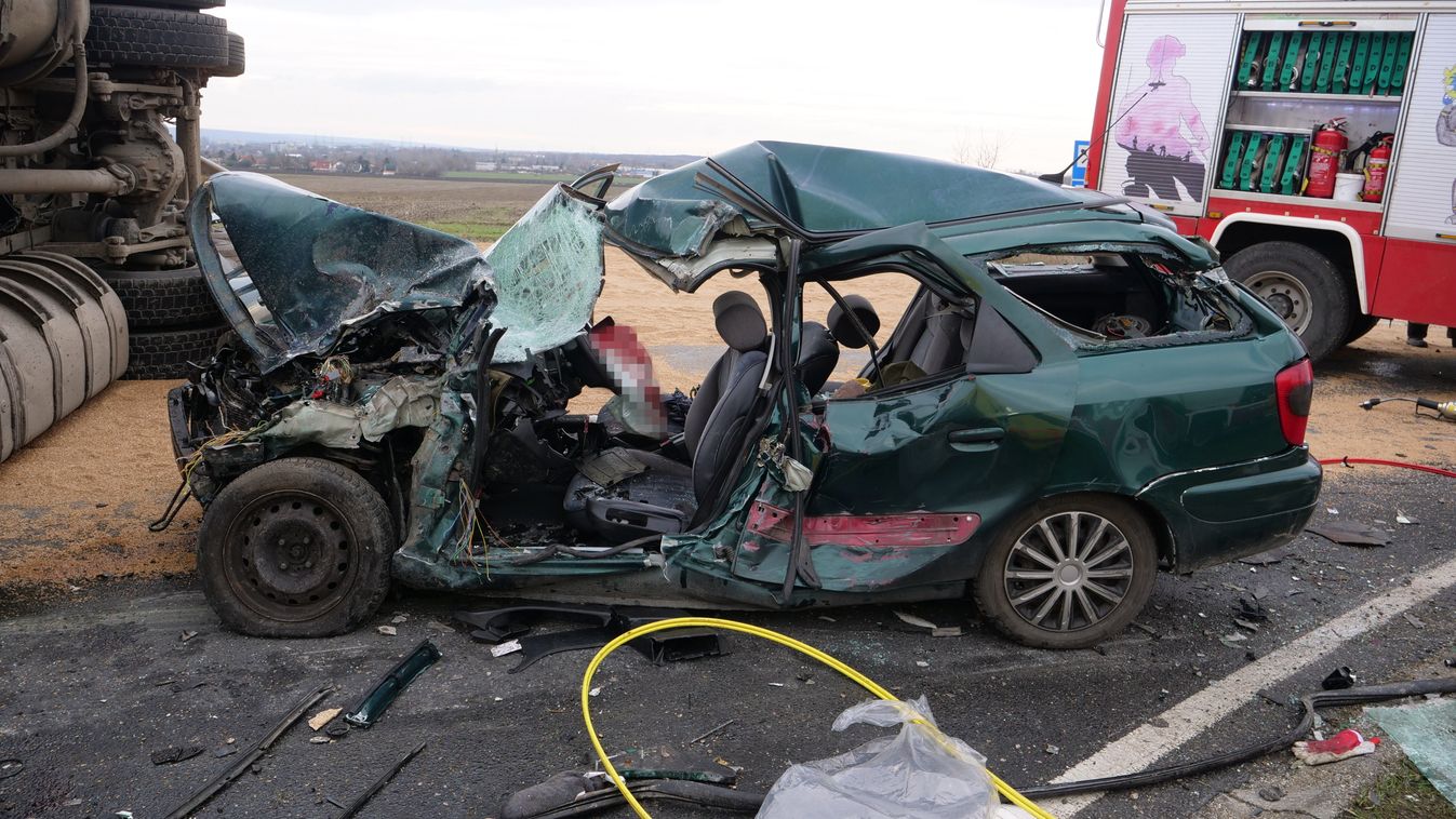 Bicske, 2023. december 15.
Oldalára dőlt kamion és összeroncsolódott személyautó az 1-es főúton, Bicske térségében 2023. december 15-én. Egy gabonát szállító kamion és két személyautó ütközött össze, a baleset következtében a teherautó az oldalára borult 