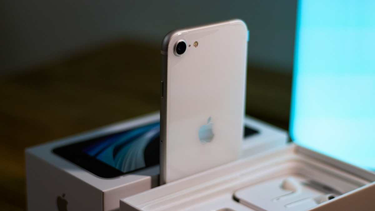 Sokkal jobb kijelzővel jöhet az iPhone SE 4