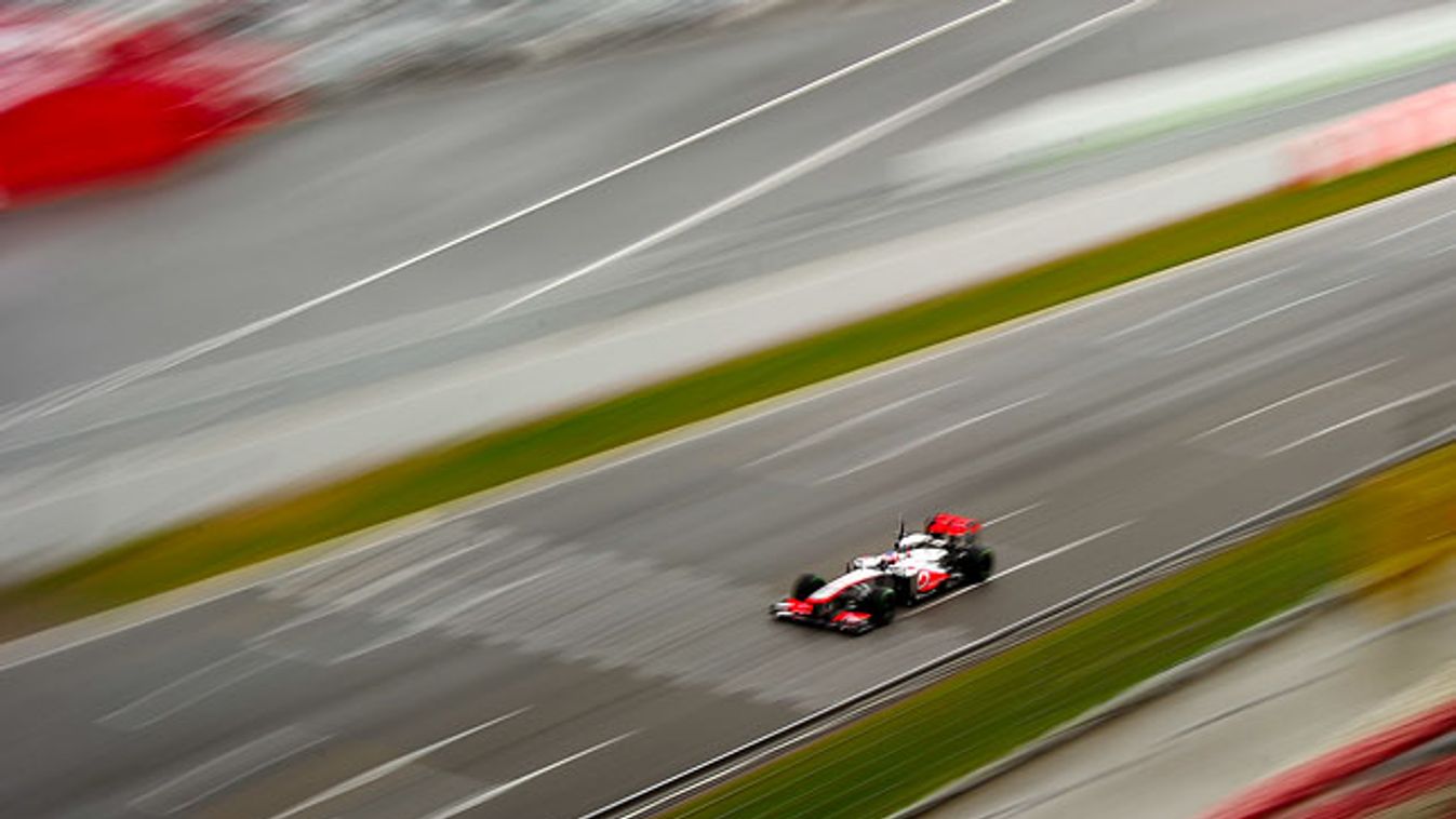 Gyorsulhatnak az autók a Forma-1 2014-es szezonjában, Jenson Button a 2013 márciusi, barcelónai teszten. 