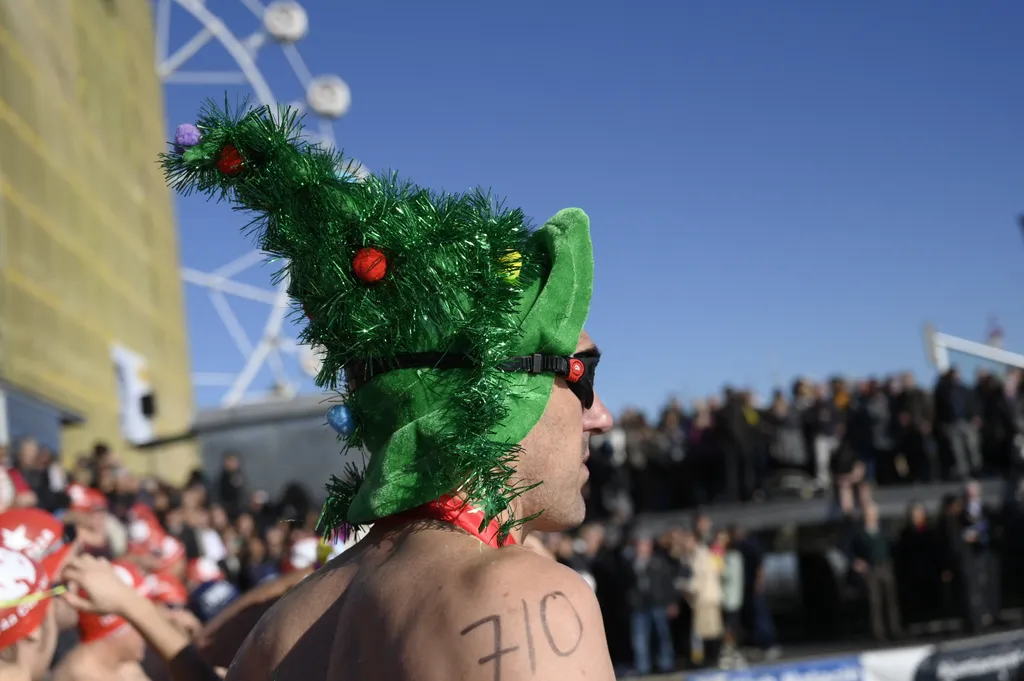 úszóversenyen Barcelona jelmez Mikulás  - Christmas Horizontal tradition 