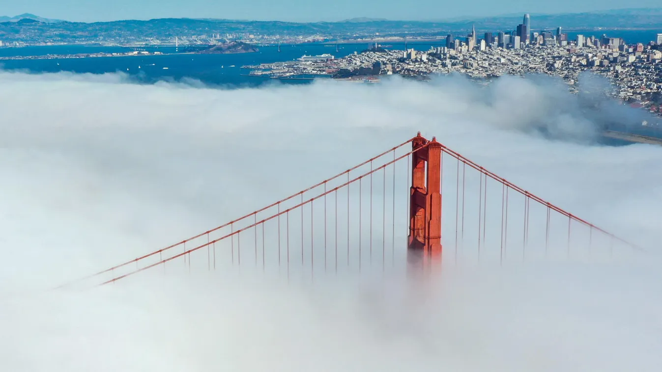 ködtakaróban úszó Golden Gate híd 
 Fog blankets Golden Gate Bridge nature,California,Fog and Golden Gate Bridge,Foggy Golden Gate B Horizontal 