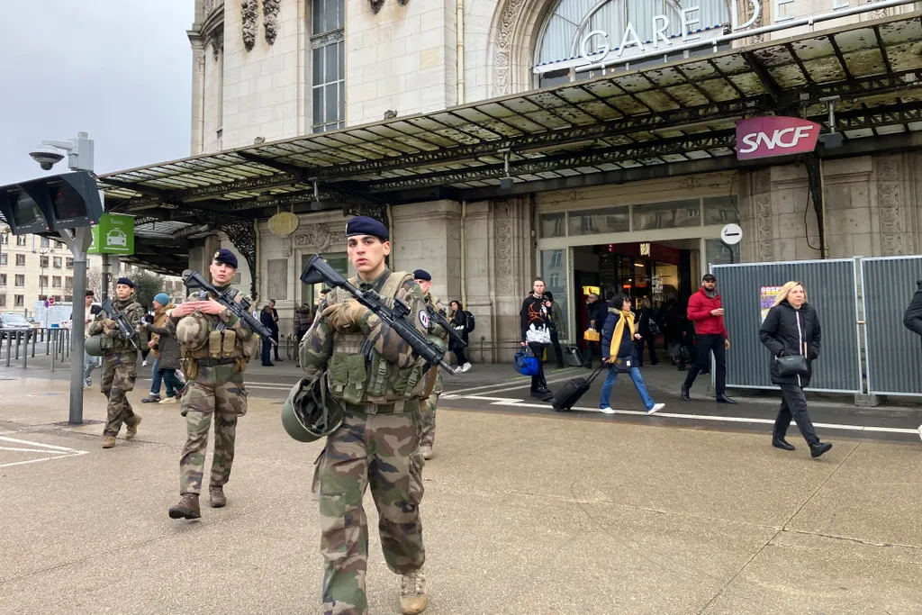 Gare de Lyon , vasútállomás, paris, terrortámadás, késelés, kés, támadás, Párizs, Franciaország, 2024.02.03.,  embert megsebesített késsel 2024. február 3-án reggel. Az egyik áldozat súlyos sérüléseket szenvedett, és kórházi intenzív ápolásra szolrul. 