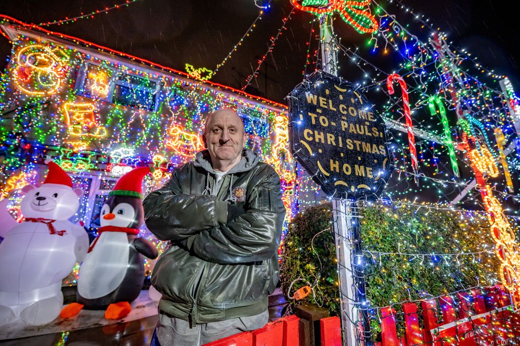 Egy karácsonymániás apuka, aki 18 éve háza minden négyzetcentiméterét fényekkel díszíti, idén 70 000 izzót használt fel, Advent 2023 galéria, 2023.12.13. 