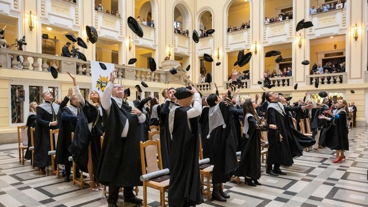 Jogász diploma: jó fizetés, presztízs hivatás, kiszámítható életpálya