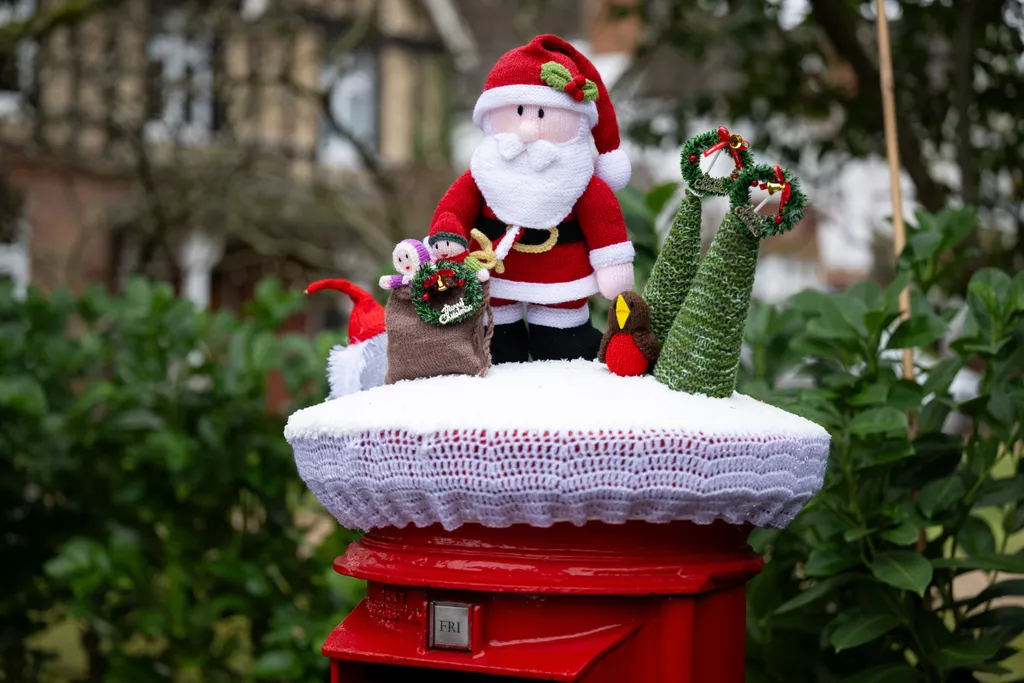 kézzel kötött ünnepi ruha postaládák Anglia released December 18 2023. See SWNS story SWNApostpox. Heartwarming festive 