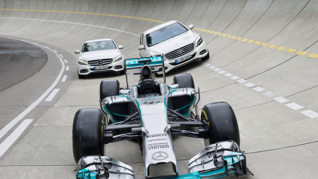Efficiency equals performance - as the F1 race car (W05 Hybrid) is about 35 percent more efficient as its predecessor, so is the upcoming S 500 PLUG IN HYBRID: it offers 325 kW of power and 650 Nm of torque. It, has an electric drive range of 33 kilometre