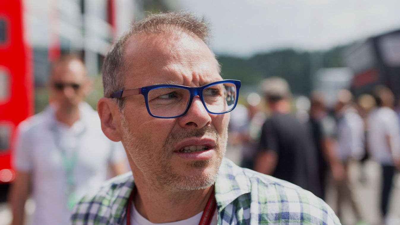 auto-prix auto Horizontal Former Formula One driver Jacques Villeneuve arrives at the paddock prior to the Formula One Austria Grand Prix at the Red Bull Ring in Spielberg, on July 9, 2017. / AFP PHOTO / APA / GEORG HOCHMUTH / Austria OUT 