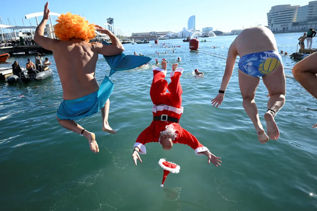 úszóversenyen Barcelona jelmez Mikulás  - Christmas Horizontal tradition TOPSHOTS OFFBEAT 