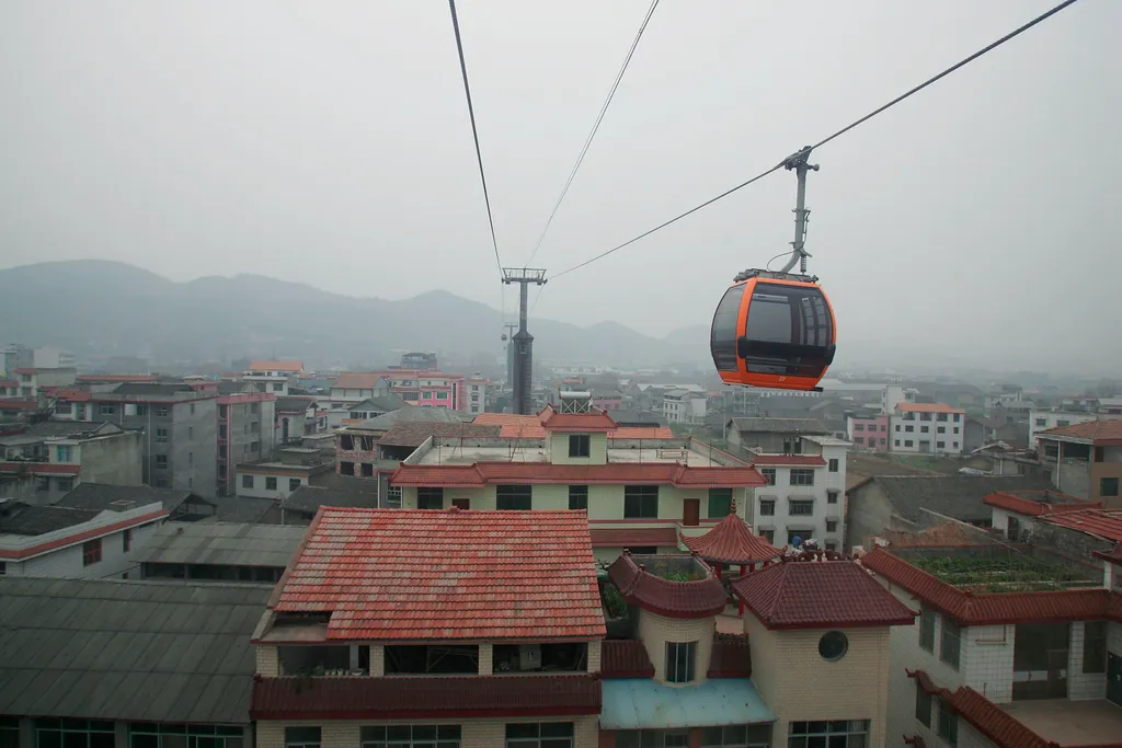 Kína, Tienmen Shan felvonó, 2024.,   A cable car goes up to the peak of Tianmen Mountain on December 11, 2005 at Zhangjiajie National Park in China's Central Hunan province. Since 2001, the local govern 