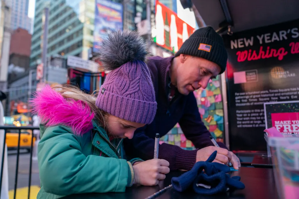 kívánságok, újévi fogadalmak, New York, szilveszter, 2024  2024 Numerals Are Delivered To New York's Times Square Ahead Of New Year's Eve Ball Drop GettyImageRank2 Color Image human interest Horizontal 