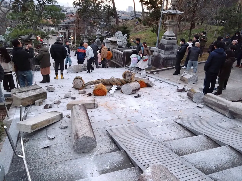 Több embert maguk alá temettek a romok a japán földrengésben, földrengés, Japán, 2024.01.01. 
