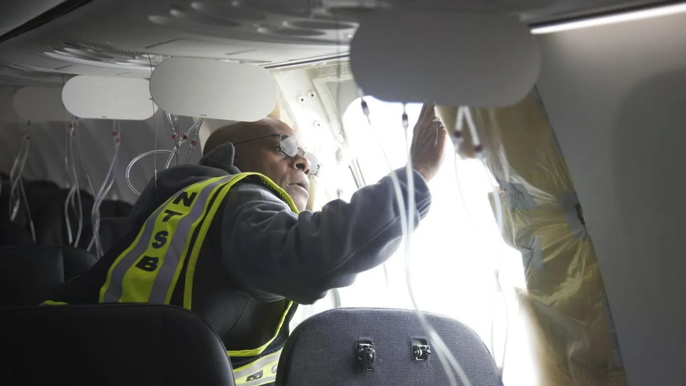 Portland, 2024. január 8.
Az amerikai Nemzeti Közlekedésbiztonsági Ügynökség (NTSB) által közreadott képen az Alaska Airlines egyik 737 MAX 9-es típusú utasszállító repülőgépének törzséből 5 ezer méter magasságban kiszakadt, vészkijáratként szolgáló panel
