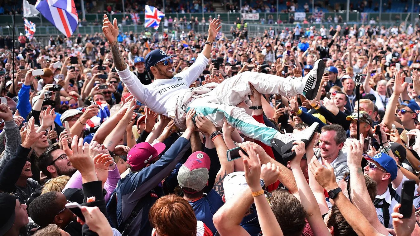 Forma-1, Lewis Hamilton, Brit Nagydíj 2016, ünneplés, szurkolók 
