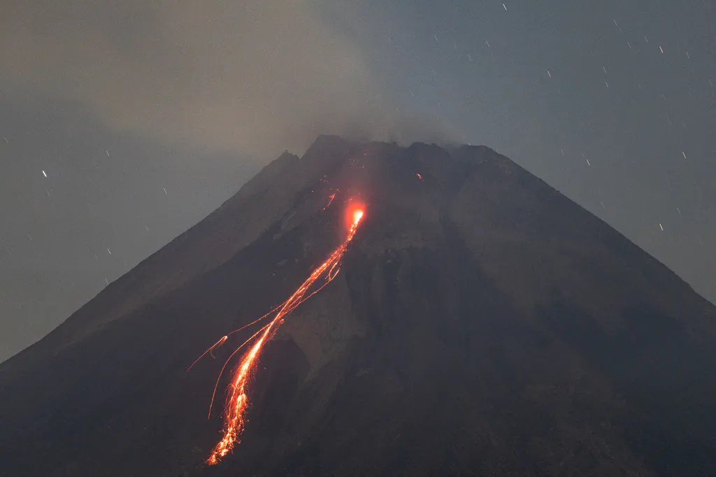 Marapi vulkán Indonézia Nyugat-Szumátra akrivitás lávaDecember 25 2023 authorities level three alert November 5 2020 2 968 meters active volcanoes eruption two to five years Garry Lotulung 