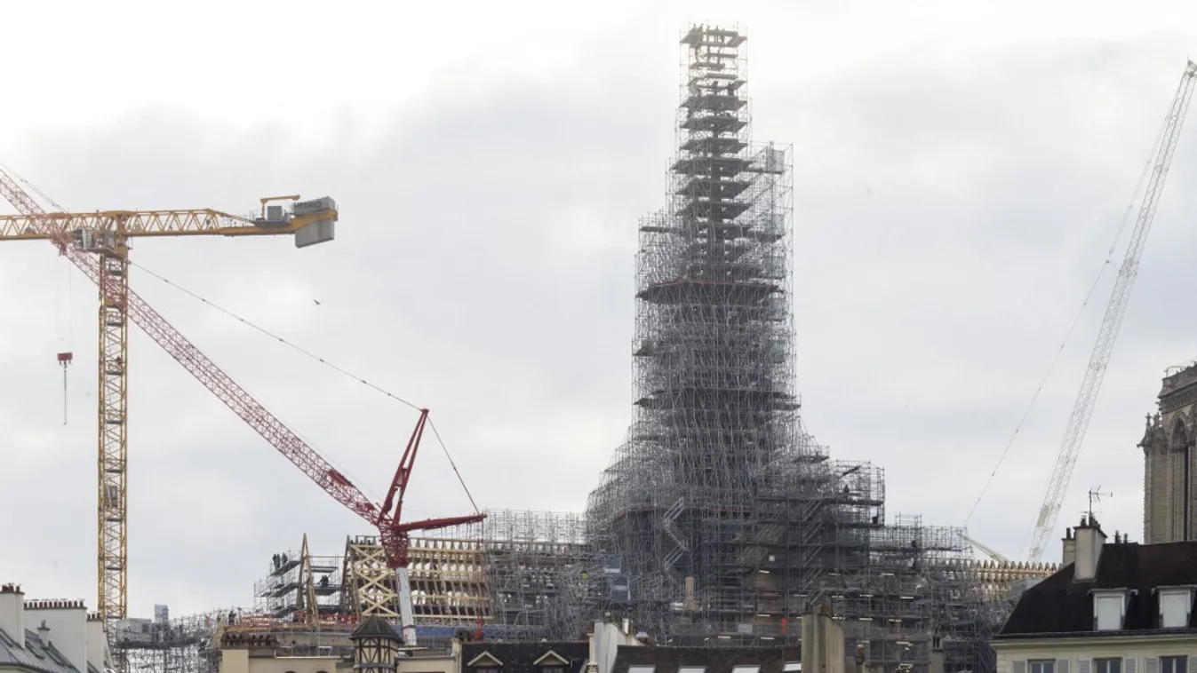 Négy és fél évvel a Notre Dame-székesegyház tűzvész után és egy évvel az újranyitás előtt a torony sziluettje ismét látható az állványzaton keresztülN RESTORATION SPIRE TRAVAUX WORKS Horizontal RECONSTRUCTION 