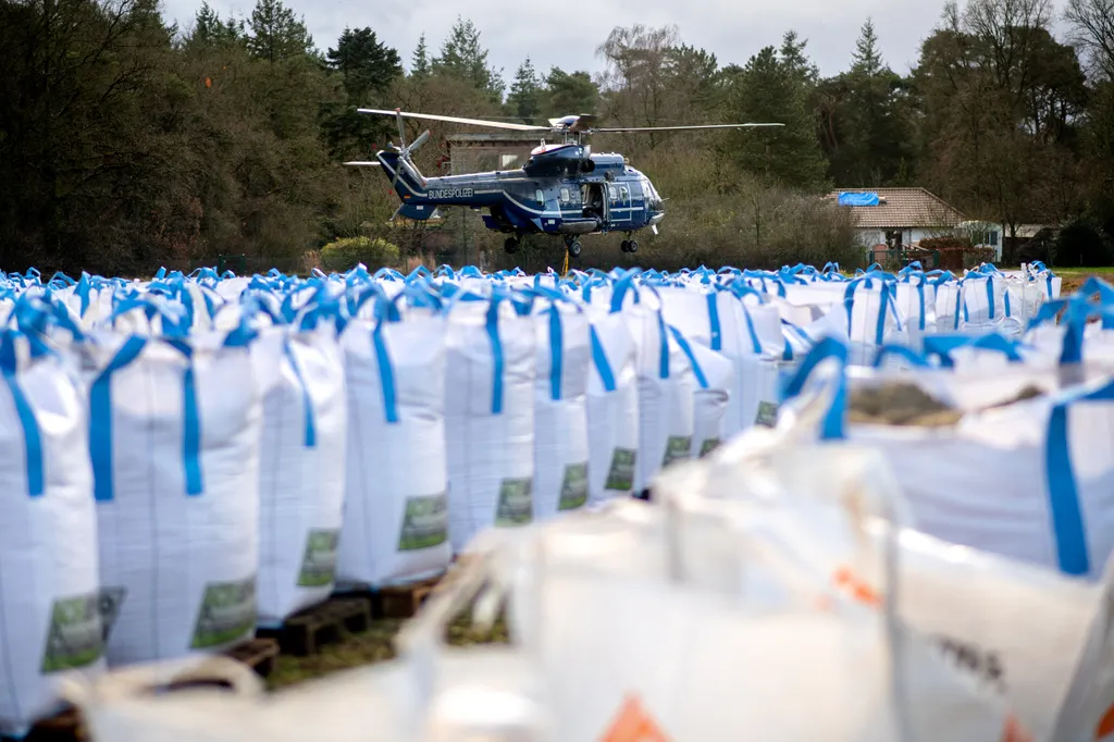 áradás, Európa, víz, 2023.12.30.   - Sandkrug Disasters and Accidents Seasons Federal Police Super Puma Bigpacks Sandbags Dyke protection Flood situation Flood protection Had weather Horizontal STORM HELICOPTER SANDBAG FLOOD 