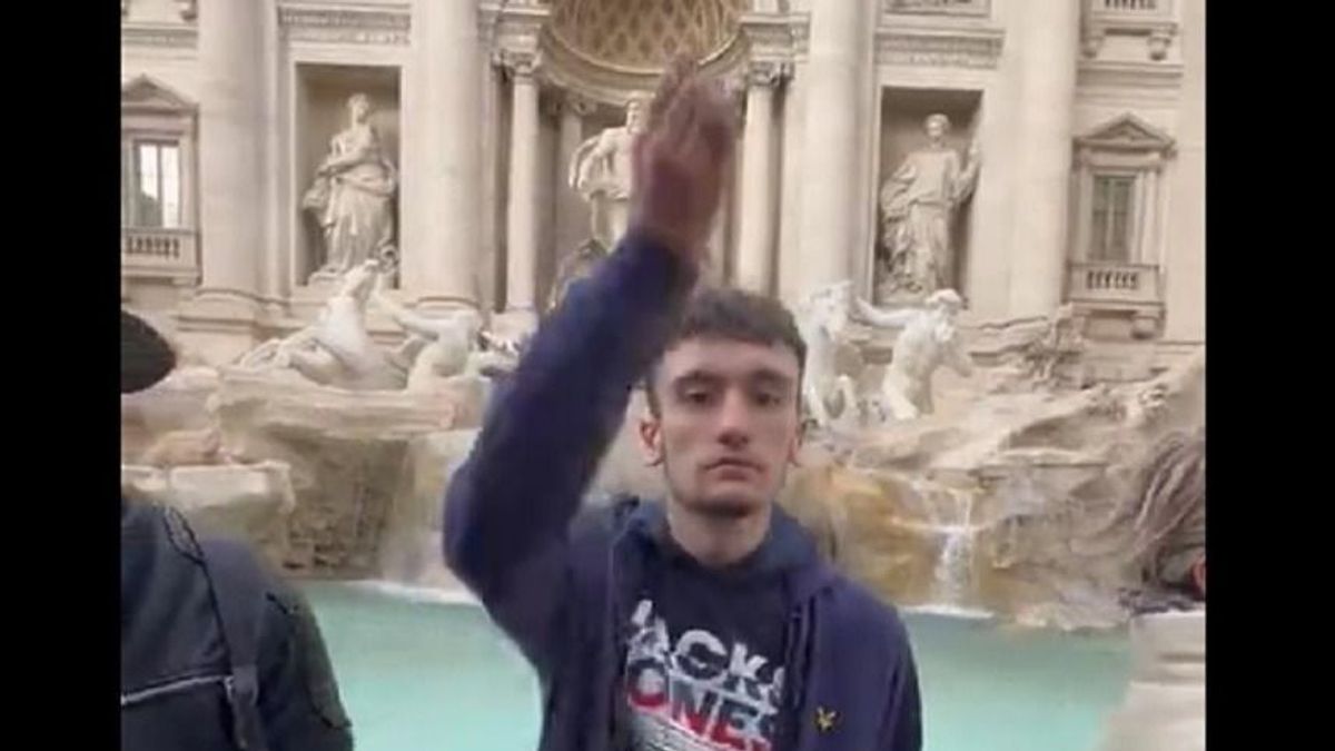 Bedobta a pénzét a turista a római Trevi-kútba, aztán jött a meglepetés - videó