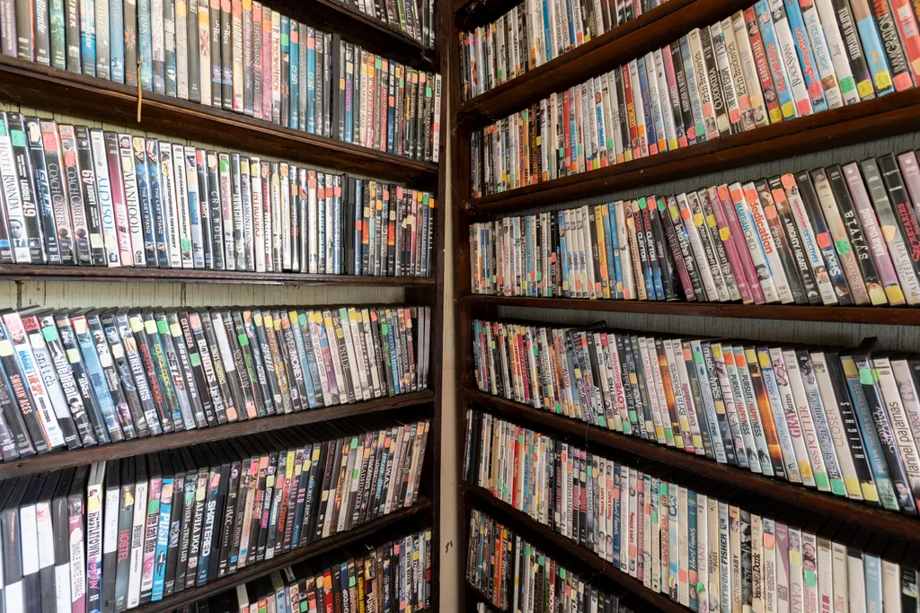 Mintha megállt volna az idő, ezernyi VHS kazetta a polcokon ebben az elhagyatott videókölcsönzőben, galéria, 2024 