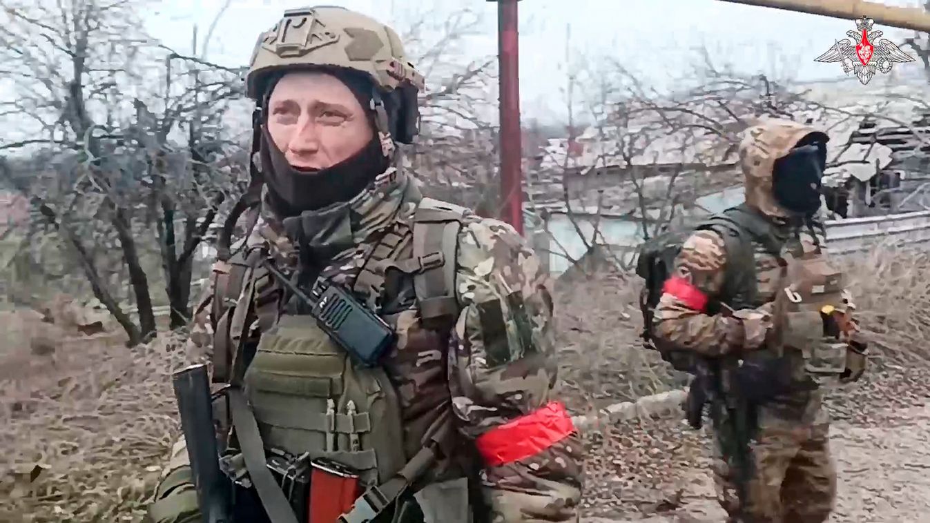 Avgyijivka, 2024. február 19.Az orosz védelmi minisztérium sajtószolgálata által 2024. február 19-én közreadott képen orosz tûzszerészekrõl, miután egységük aknakeresõkkel átfésülte a kelet-ukrajnai Avgyijivka várost. Az orosz hadsereg február 17-én foglalta el a Donyeck melletti várost, és ellenõrzése alá vette az avdijivkai (avgyijivkai) kokszoló- és vegyiüzemet.MTI/AP/Orosz védelmi minisztérium sajtószolgálata