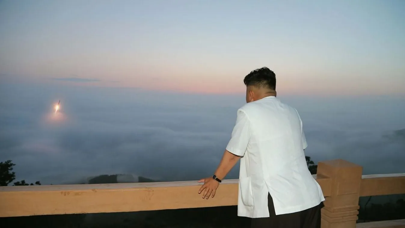 Kim Dzsongun személyesen tekint meg egy rakétakilövési gyakorlatot