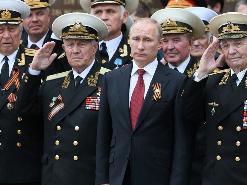 Vlagyimir Putyin orosz elnök a náci Németország felett aratott második világháborús győzelem 69. évfordulója alkalmából rendezett katonai parádén a krími Szevasztopol kikötővárosban 2014. május 9-én