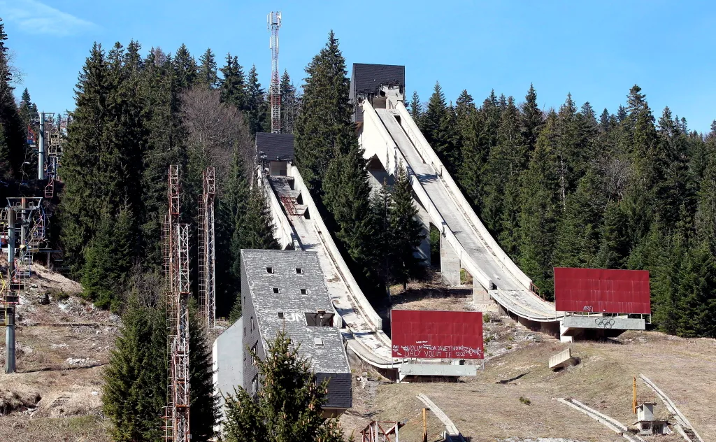 hotel igman, Szarajevó, 1984, téli olimpia ÉPÜLET romos épület sportlétesítmény 