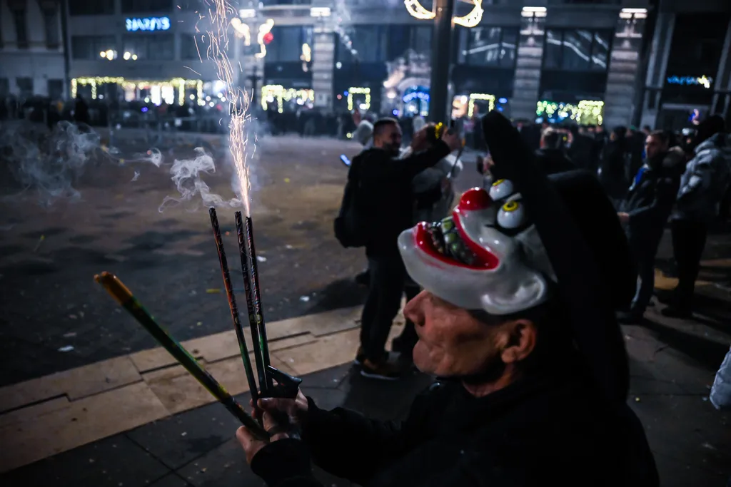 BÚÉK, 2024, szilveszter, este, december, Budapest, szilveszteri buli a Vörösmarty téren 