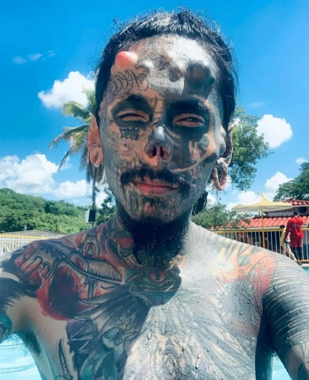 Így torzította el magát a démoni apa: 28 bőr alatti implantátum, és rengeteg tetoválás borítja a férfi testét, Larry Botello González