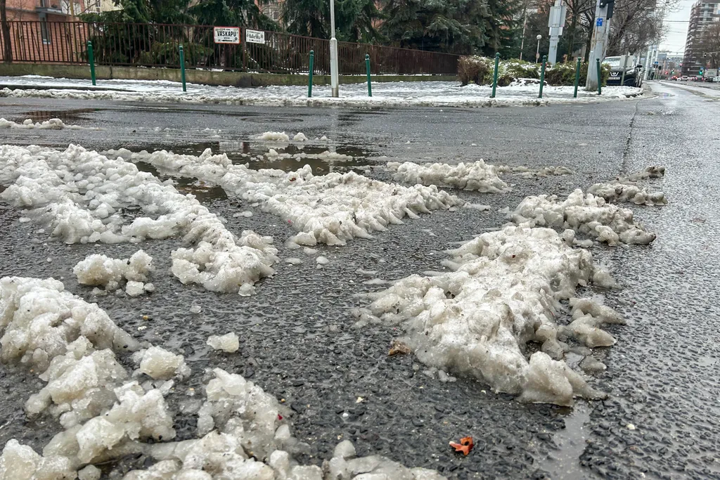 hóhelyzet, hó, havazás, hóesés, latyak, Budapest, 2023.12.24. 