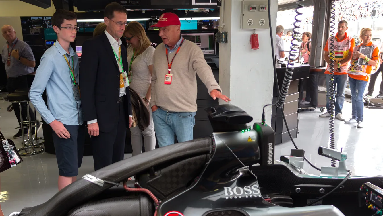 Varga Mihály a Mercedes-garázsban beszélgetett Niki Laudával 