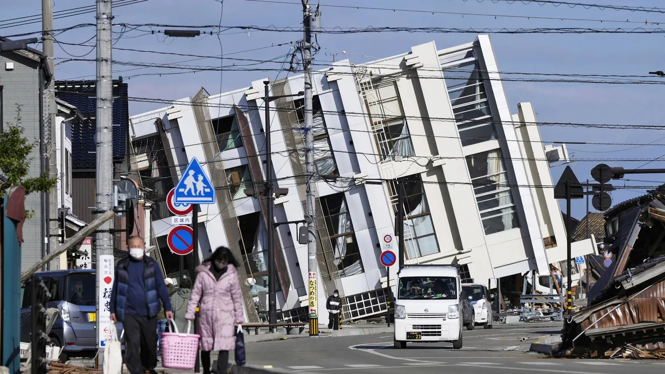 Vadzsima, 2024. január 2.
Megdőlt lakóépület az Isikava prefektúrában lévő Vadzsimában 2024. január 2-án, egy nappal a Japán középső részét megrázó, 7,6-os erősségű földrengés után. Az első rengést több utórengés követte: összesen huszonegy, négyesnél nag