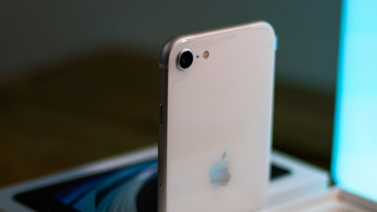 Kínai kijelzőt kap az olcsó iPhone