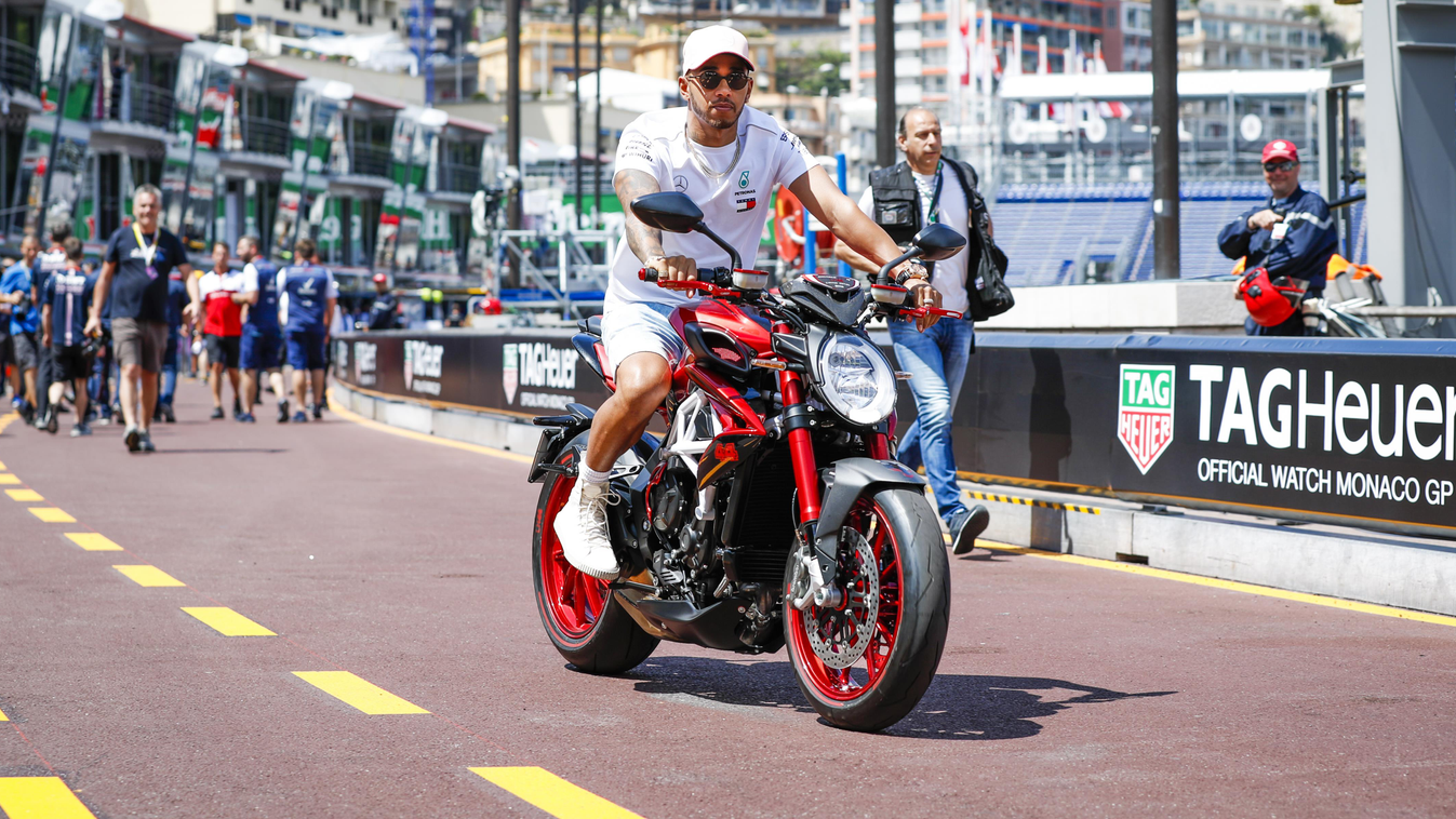 Előkészületek a Forma-1-es Monacói Nagydíjra, Lewis Hamilton az egyedi MV Augusta motorkerékpárján 