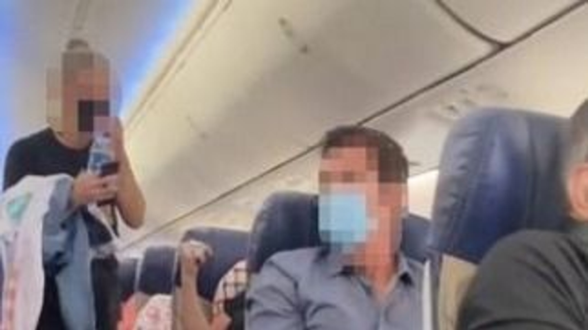 Hatalmas cirkuszt csapott a repülőn egy anya és a lánya, végül le is kellett szállniuk