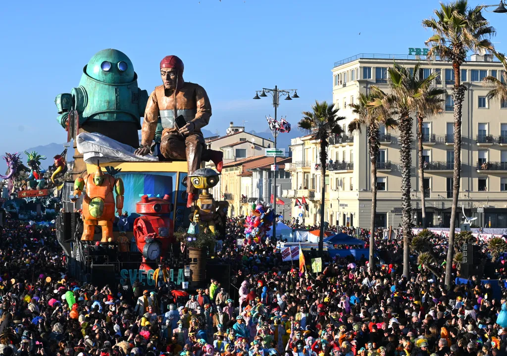 Viareggio-i felvonulás, Viareggio, karnevál, felvonulás , 2024., 
 Viareggio,Italy VIAREGGIO CARNIVAL 2024 opening NEWSSHOT 