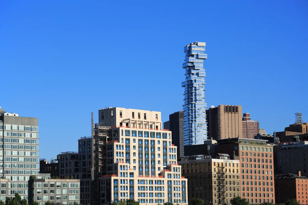 A különleges megjelenésű, 250 méter magas manhattani felhőkarcoló, amit Jenga toronynak is neveznek, 56 Leonard, New York