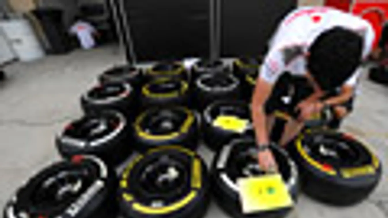 Pirelli gumikat készít elő egy szerelő a bahreini nagydíjat megelőző szabadedzések előtt