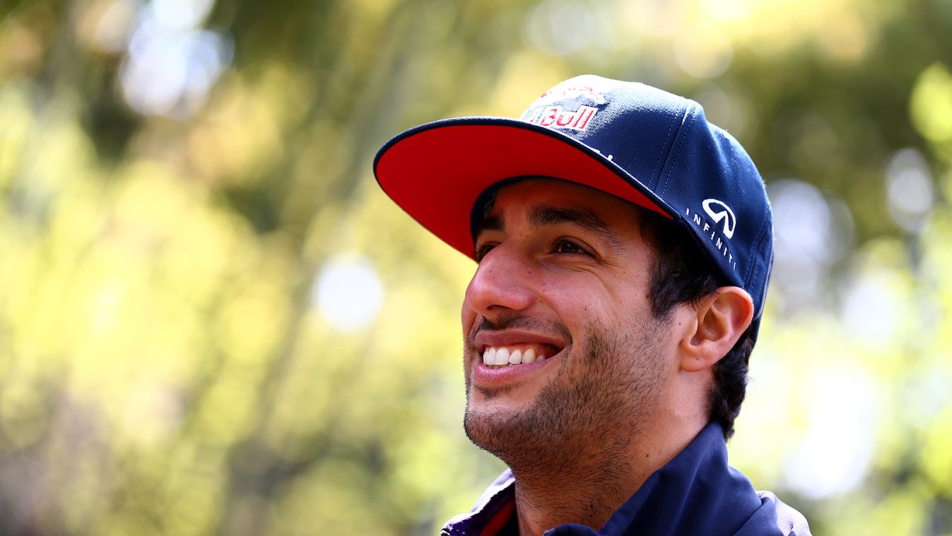 F1 Grand Prix of China - Previews SHANGHAI, CHINA - APRIL 08:  Daniel Ricciardo of Australia and Infiniti Red Bull Racing smiles, f1, forma-1, kínai nagydíj, sanghaj, shanghai 