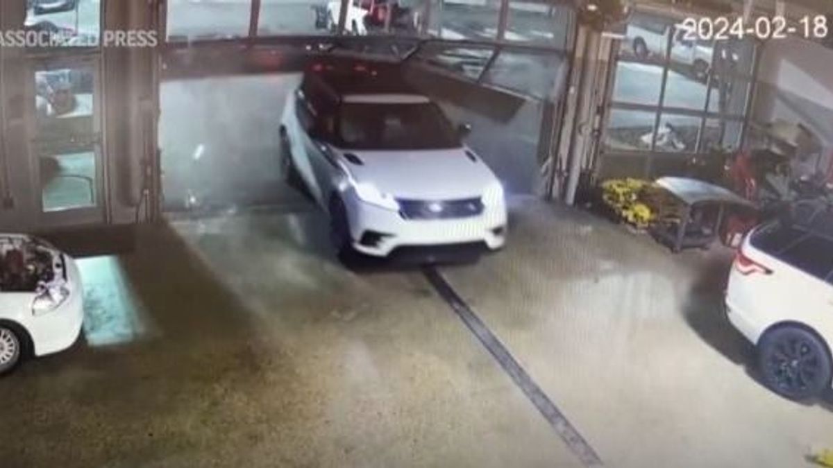 Így fosztott ki egy tinédzserbanda egy luxusautó-kereskedést Wisconsinban - videó