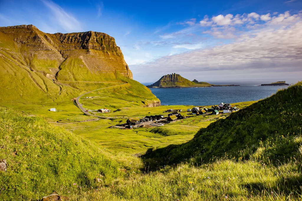 Mesés helyen fekszik ez az eldugott Feröer szigetek-i falu, Gásadalur, galéria, 2024 